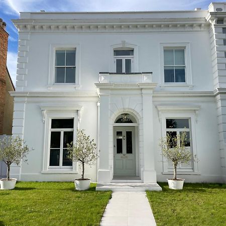 Willow House, Georgian Property In Shepperton Bagian luar foto