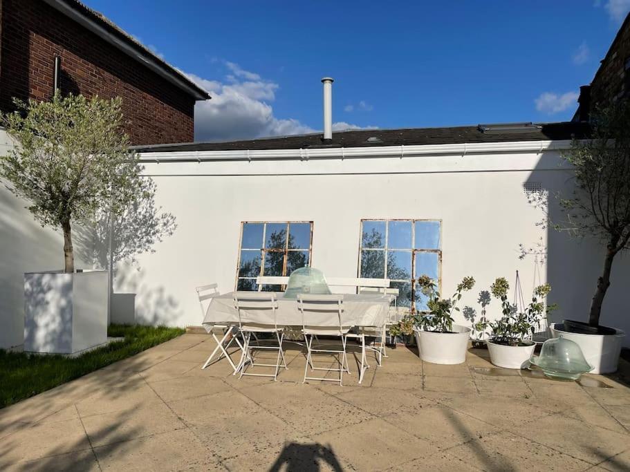 Willow House, Georgian Property In Shepperton Bagian luar foto