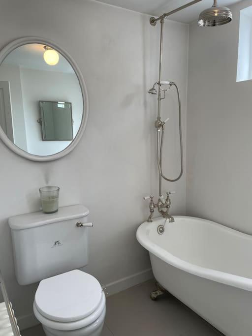 Willow House, Georgian Property In Shepperton Bagian luar foto