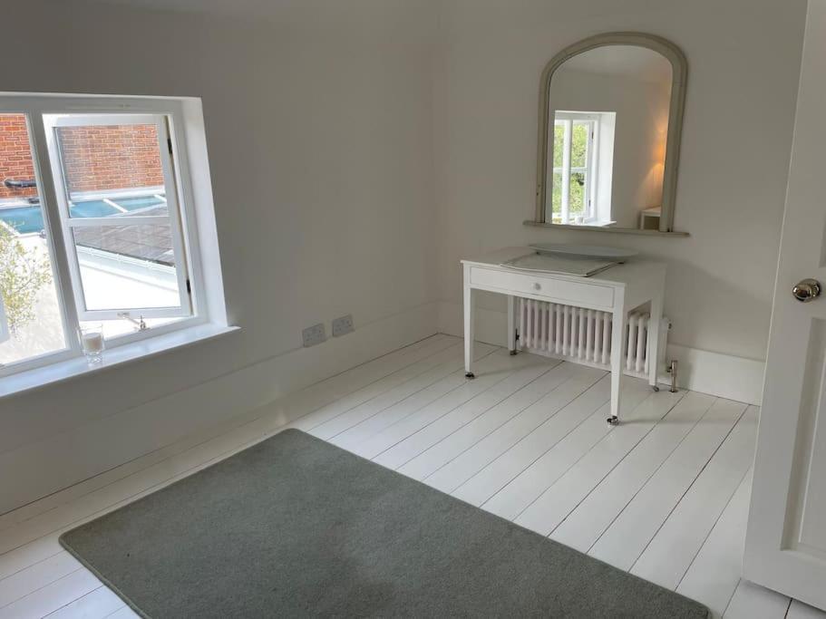Willow House, Georgian Property In Shepperton Bagian luar foto